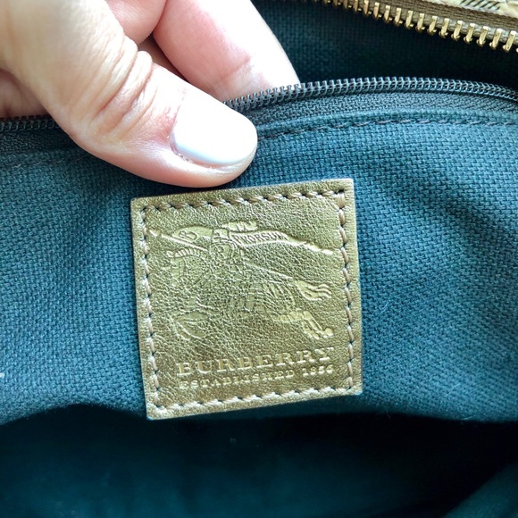 Classic Burberry Bag - Picture 7 of 8